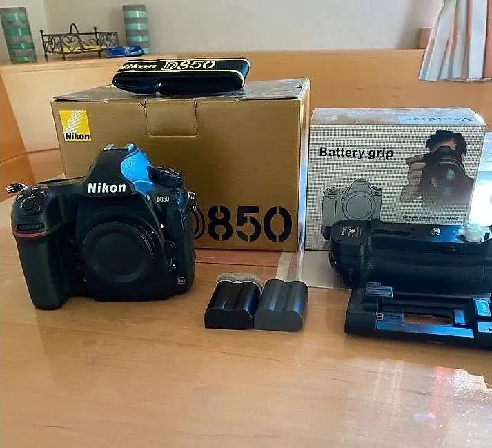 Nikon D850 mit OVP und Batteriegriff + 2 Akkus