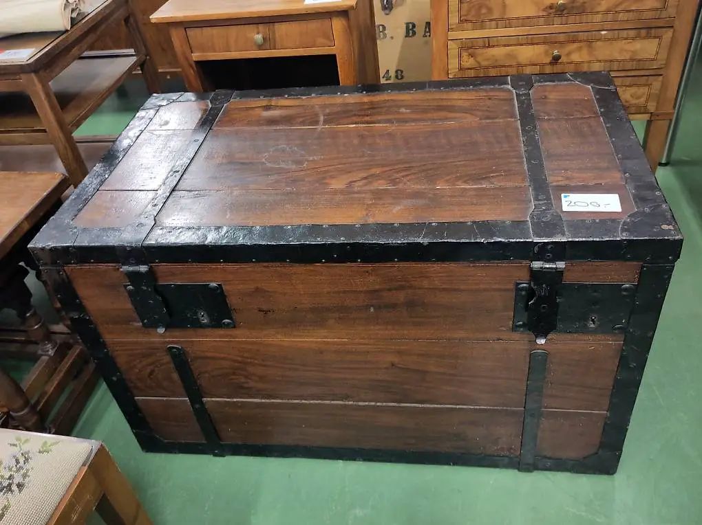 Alte Holztruhe mit Metall