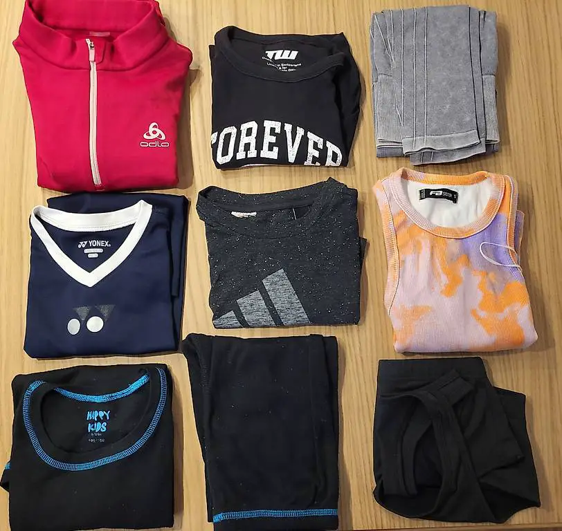 Mädchenkleider 146/152, 9 Stück, Sport/Freizeit