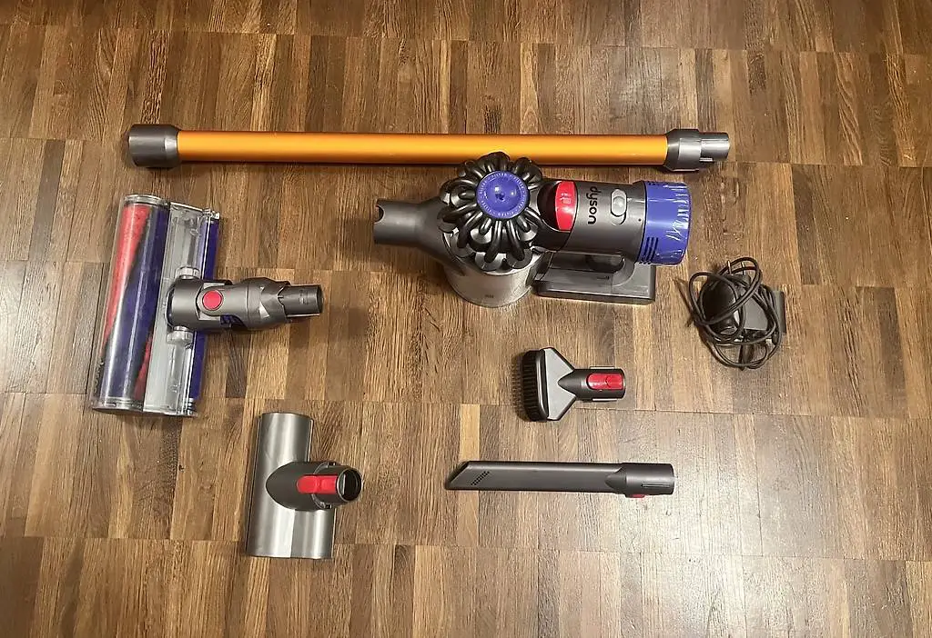 Dyson V8 absolute mit neuem Akku und Filter