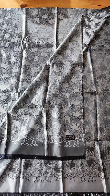 Seidenschal mit Elefantenmuster