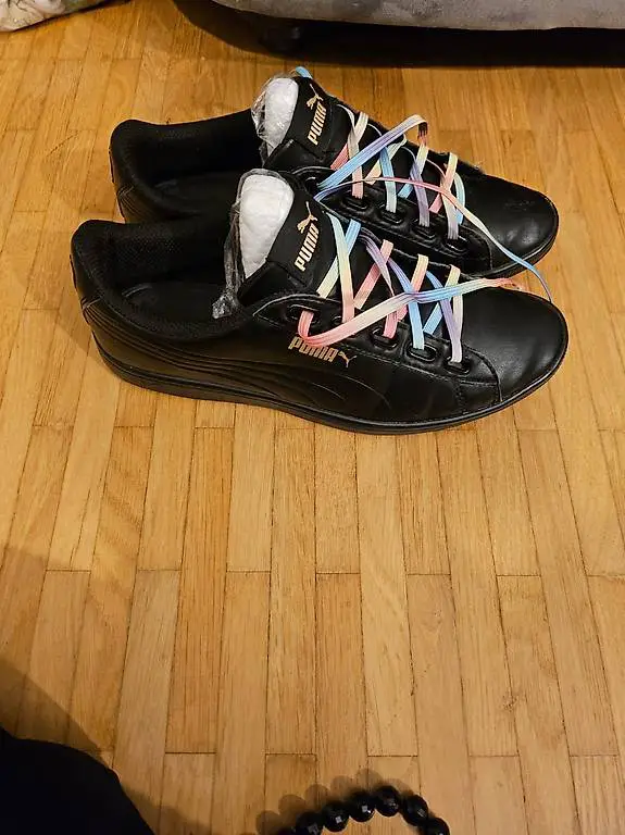 Puma Sneaker Damen Gr. 38.5 mit Regenbogenschnürsenkel