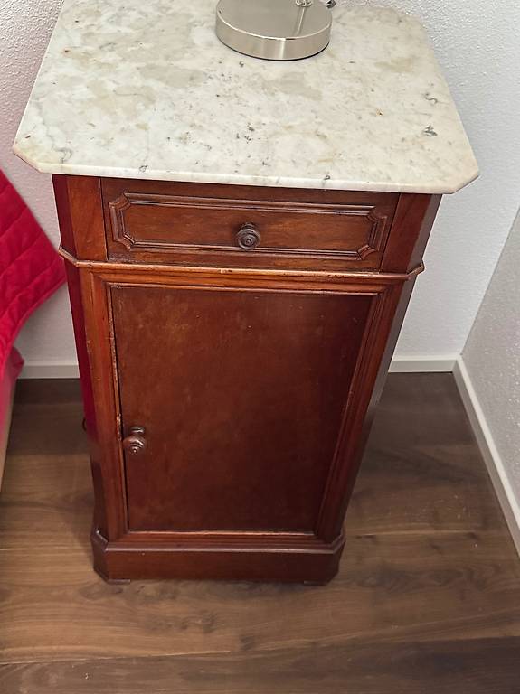 Antikes Nachttischli