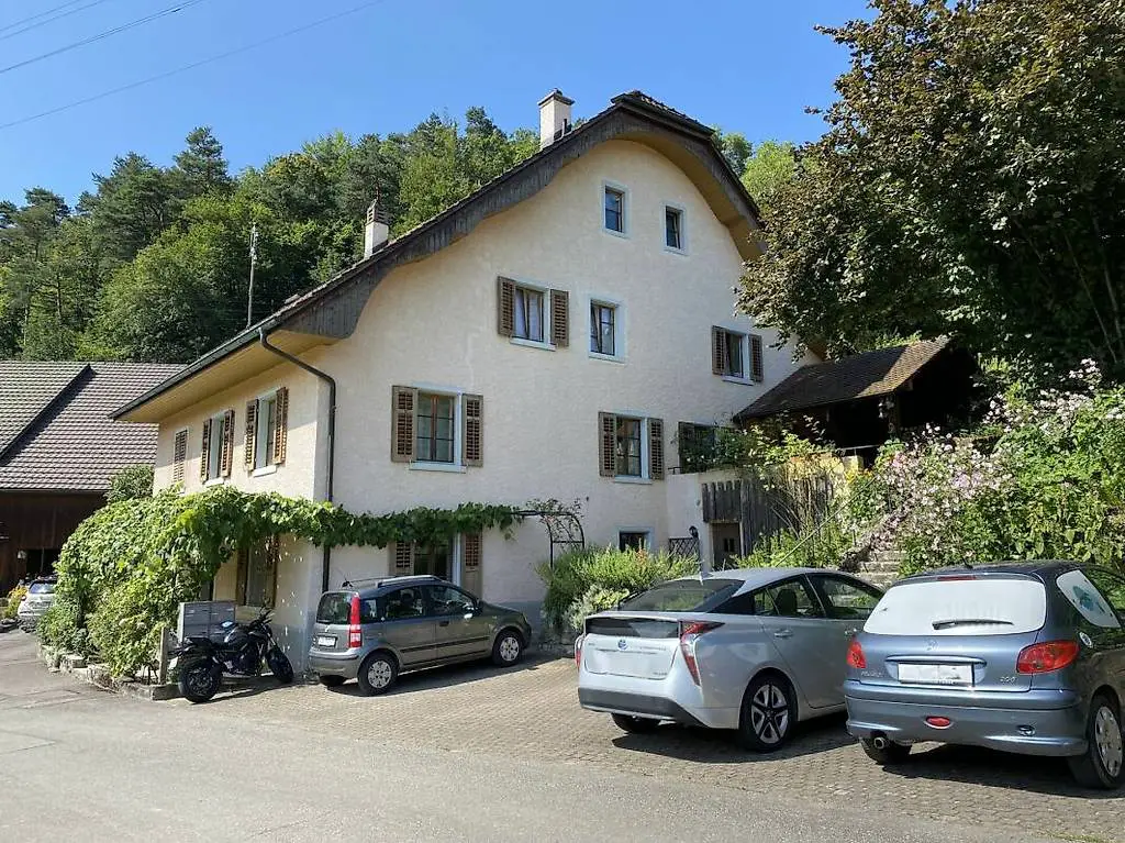 Mehrfamilienhaus mit 4 Wohnungen an idyllischer Lage.