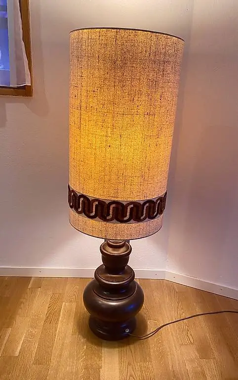 Ständerlampe mit Holzfuss