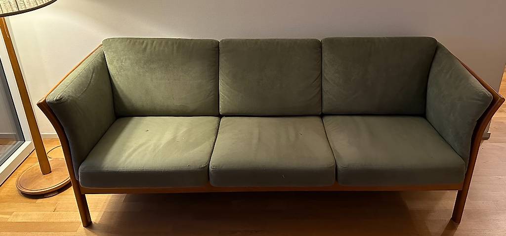 Sofa mit weichem Velourleder, lindgrün mit Holzumrandung