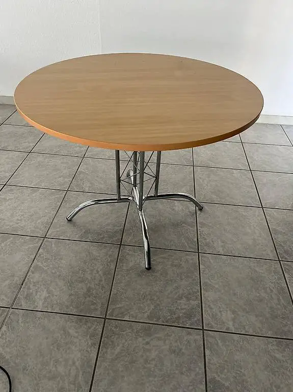 Tisch rund mit Chromfuss