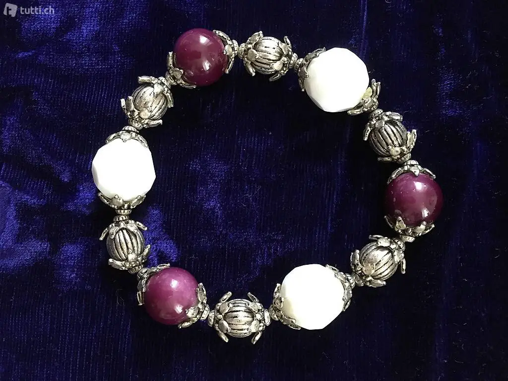 Armband aus Glasperlen und Metall