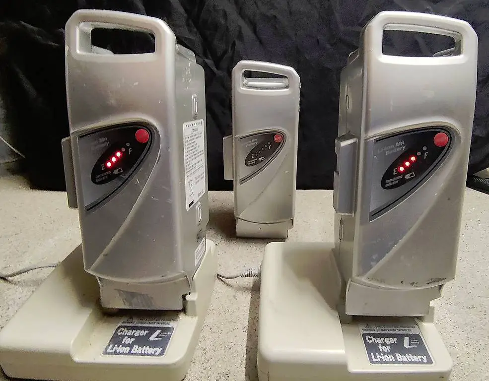 Gebrauchte Flyer E-Bike Akkus (26V 10Ah, NKY22V02) & Ladeger