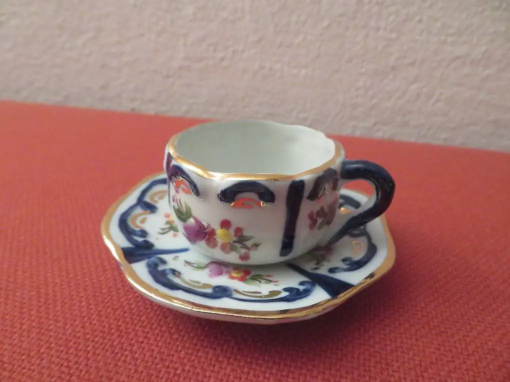 kleine Porzellantasse, handgemalt