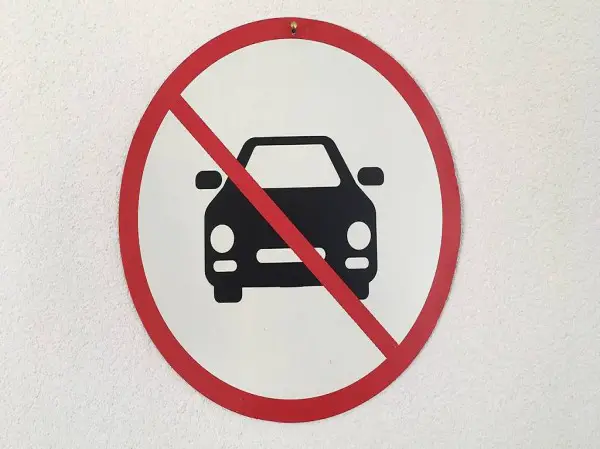 Verkehrsschild - Fahrverbot für Autos