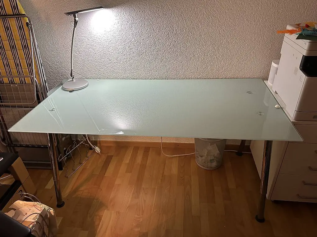 Schreibtisch mit Glastischplatte