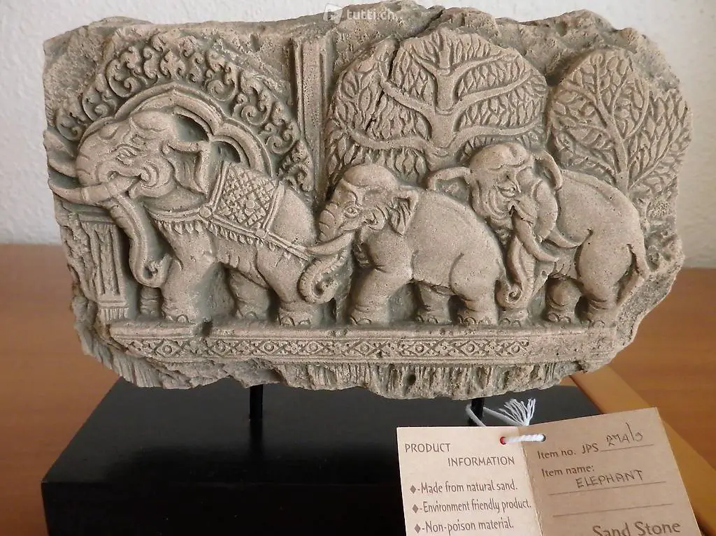  Elefanten aus Sandstein auf Holzsockel