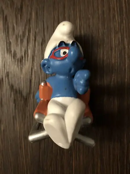 Schlumpf auf Stuhl Schleich