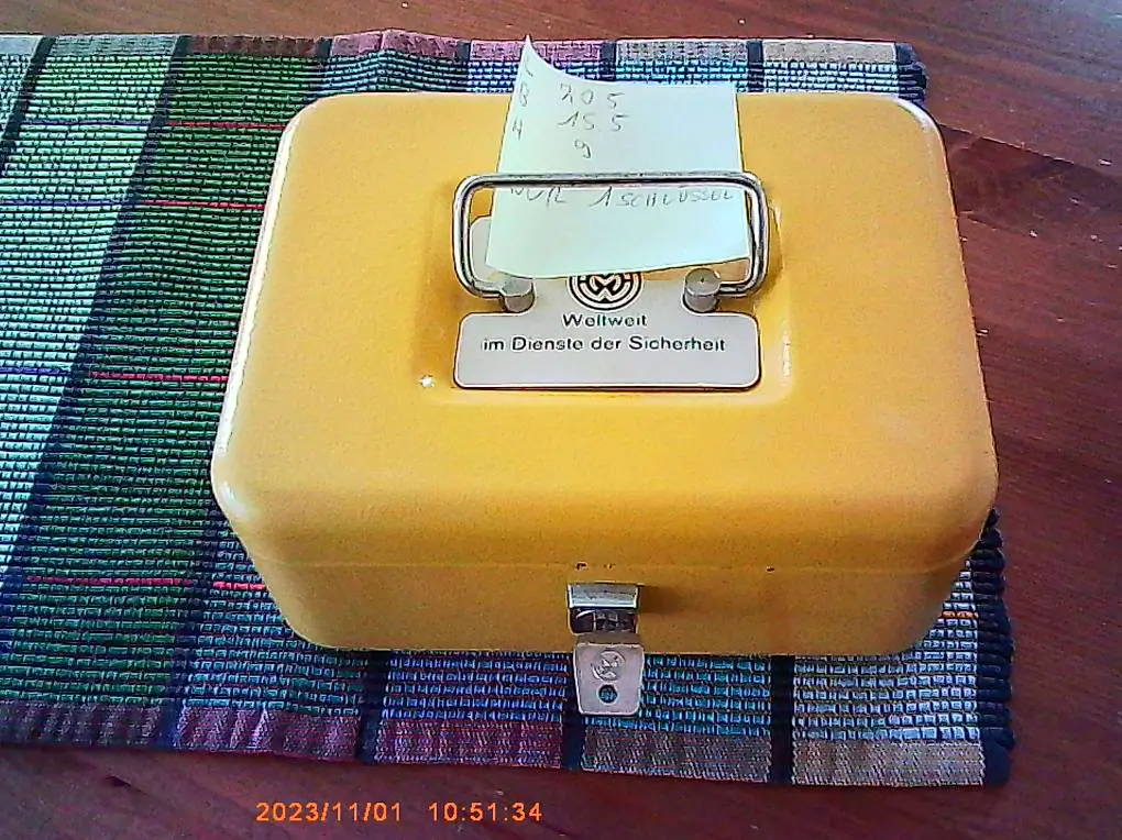 Gelbe Geldkasette