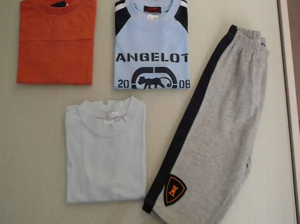 1 Trainerhose 3/4 kurz und 3 T-Shirts Grösse 104