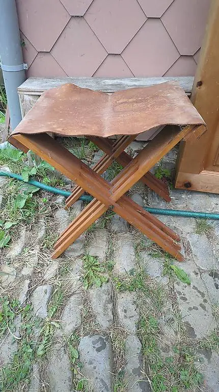 Lederhocker 42 cm hoch.