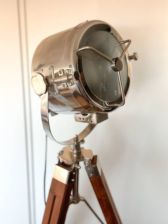 Retro Stehleuchte industriell mit Stativ aus Holz