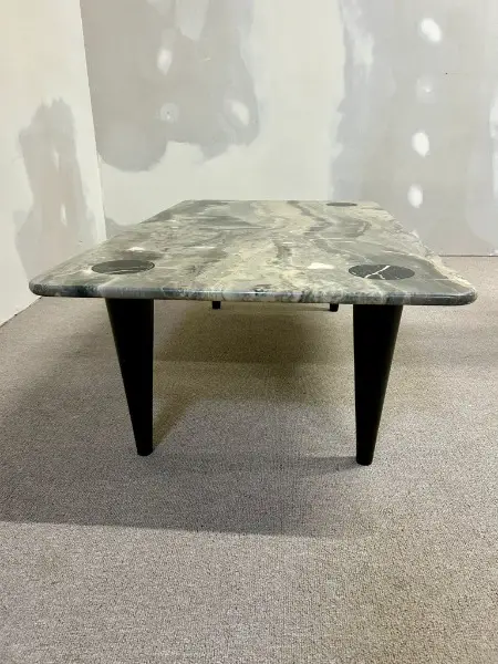 Edler Marmor Couchtisch mit schwarzen Beinen