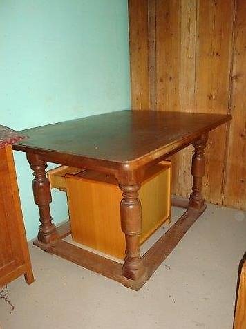Massivholztisch aus dem 19. Jahrhundert