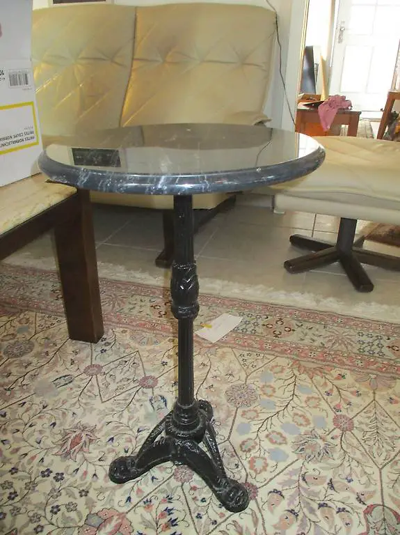 Marmor-Tischli mit Gusseisen-Fuss Metall-Guss Beistell-Tisch