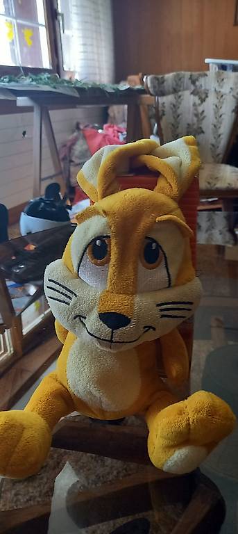 Ein gelber Plüschhasen