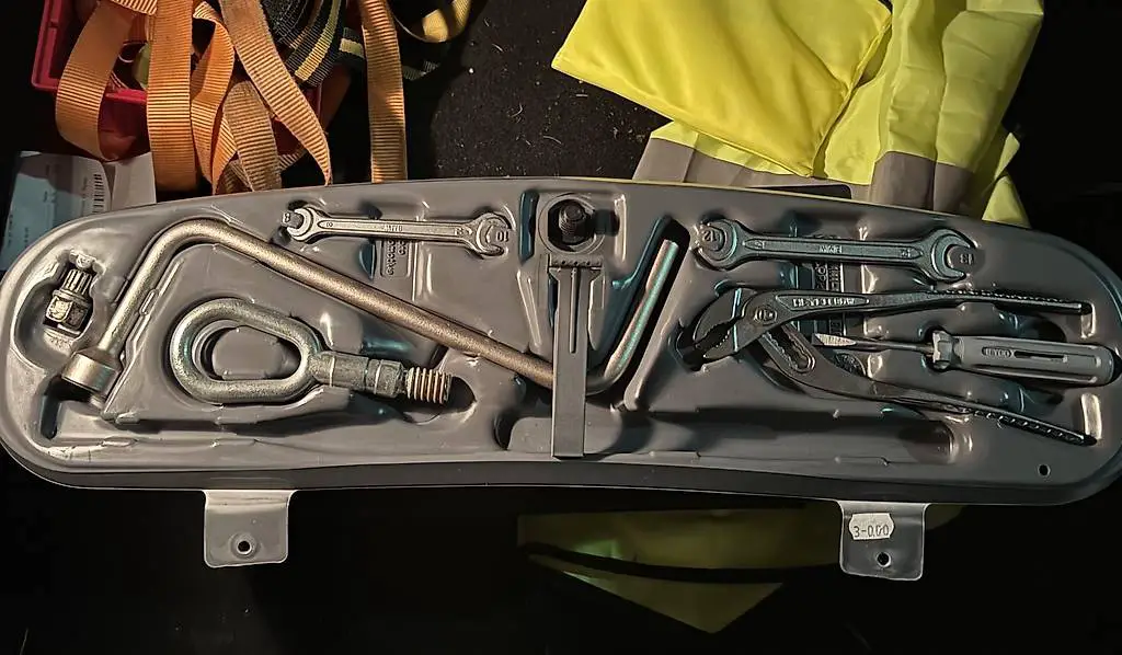 BMW 3er E46 Bordwerkzeug Werkzeugkasten mit Werkzeug