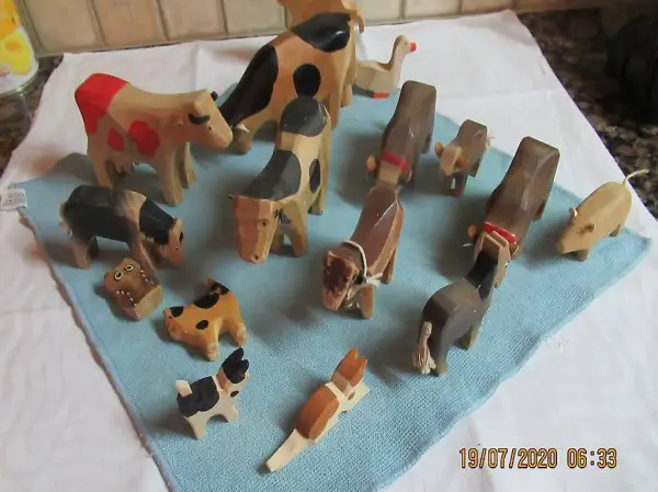  Holztiere, Bauernhoftiere, alt und Holz massiv