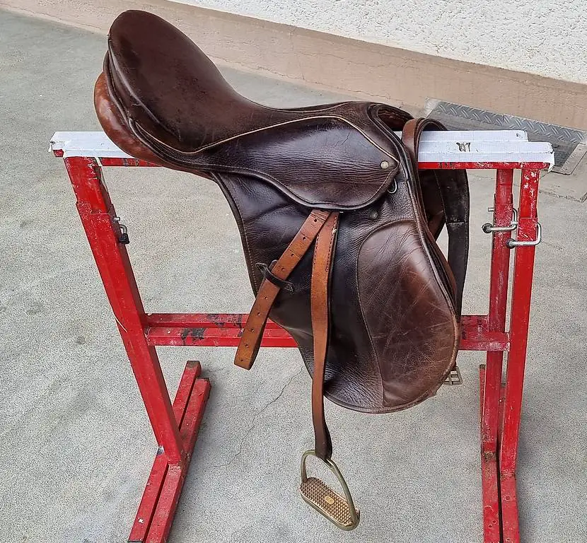 Pferdesattel mit Steigbügel
