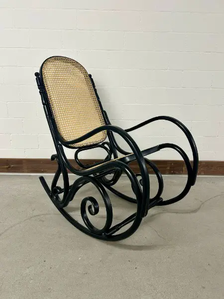 Schaukelstuhl, schwarz, Wiener Geflecht, im Thonet Stil