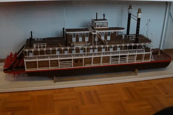 Modellschiff Schaufelraddampfer
