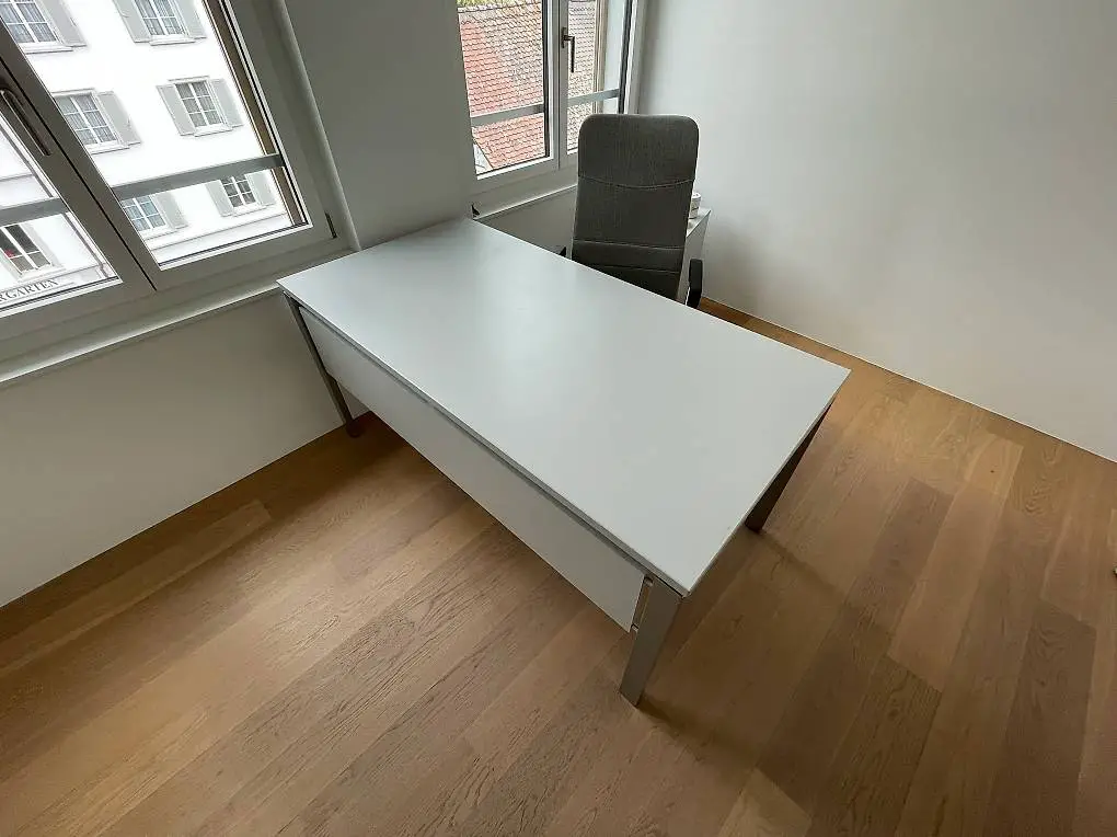 Bürotisch, Rollkorpus, Bürostuhl zu verschenken