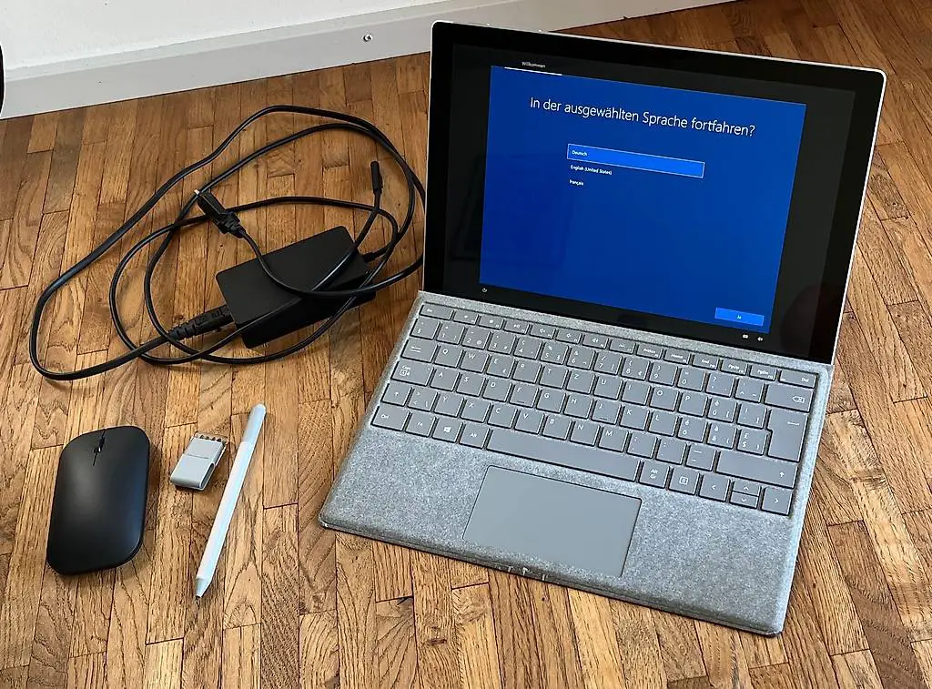 Microsoft Surface Pro inkl. Surface Pen, Maus & Netzteil