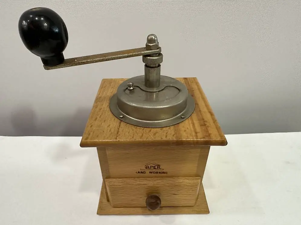 Antike Kaffeemühle APER handarbeit