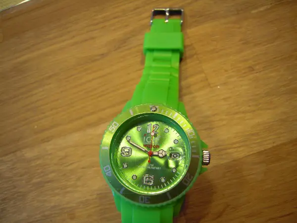  Schöne Silikonuhr (grün, mit Datum) ungetragen