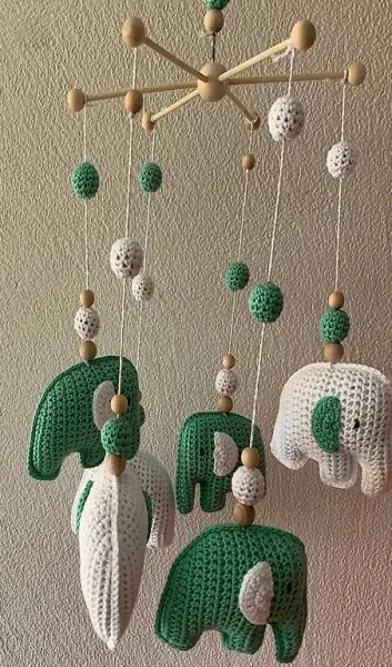 Elefantenmobile mint/weiss