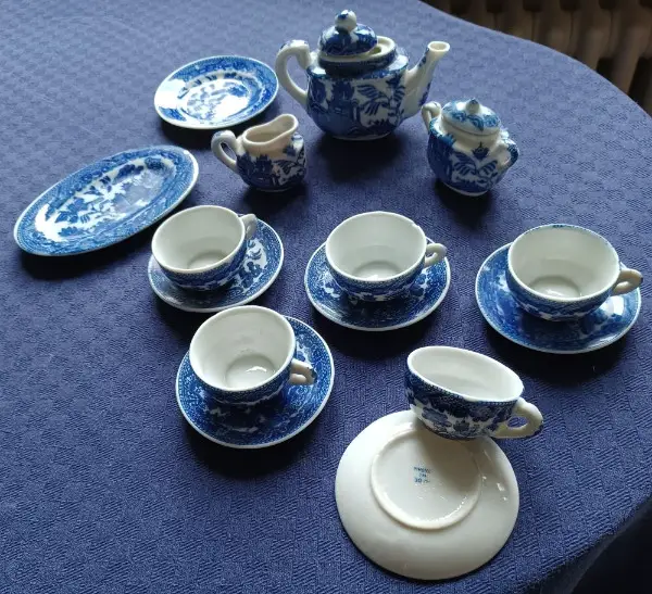 altes puppen geschirr aus porzellan