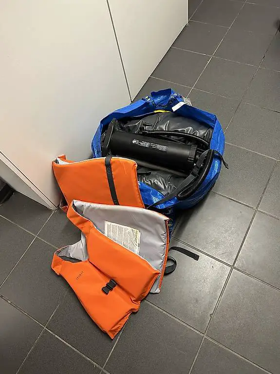 Gummiboot mit Pumpe und Schwimmwesten