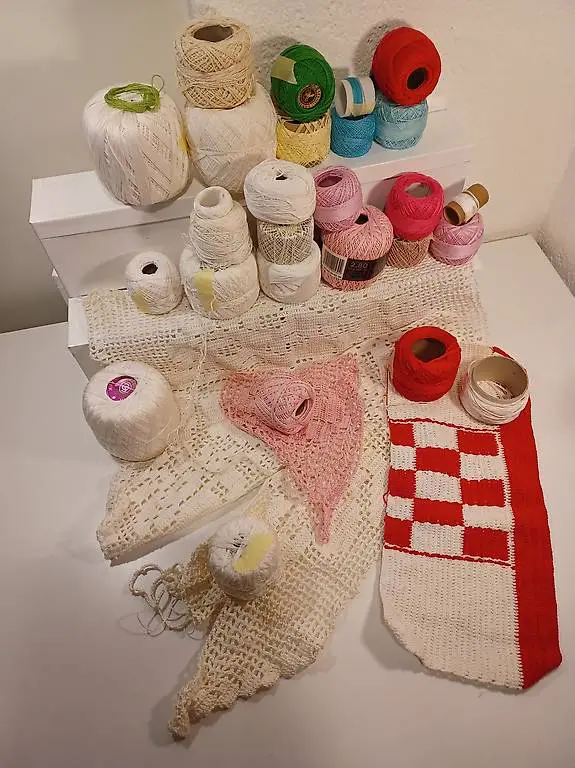 1Pack Haeckelgarn mit Arbeiten (Angefangene)