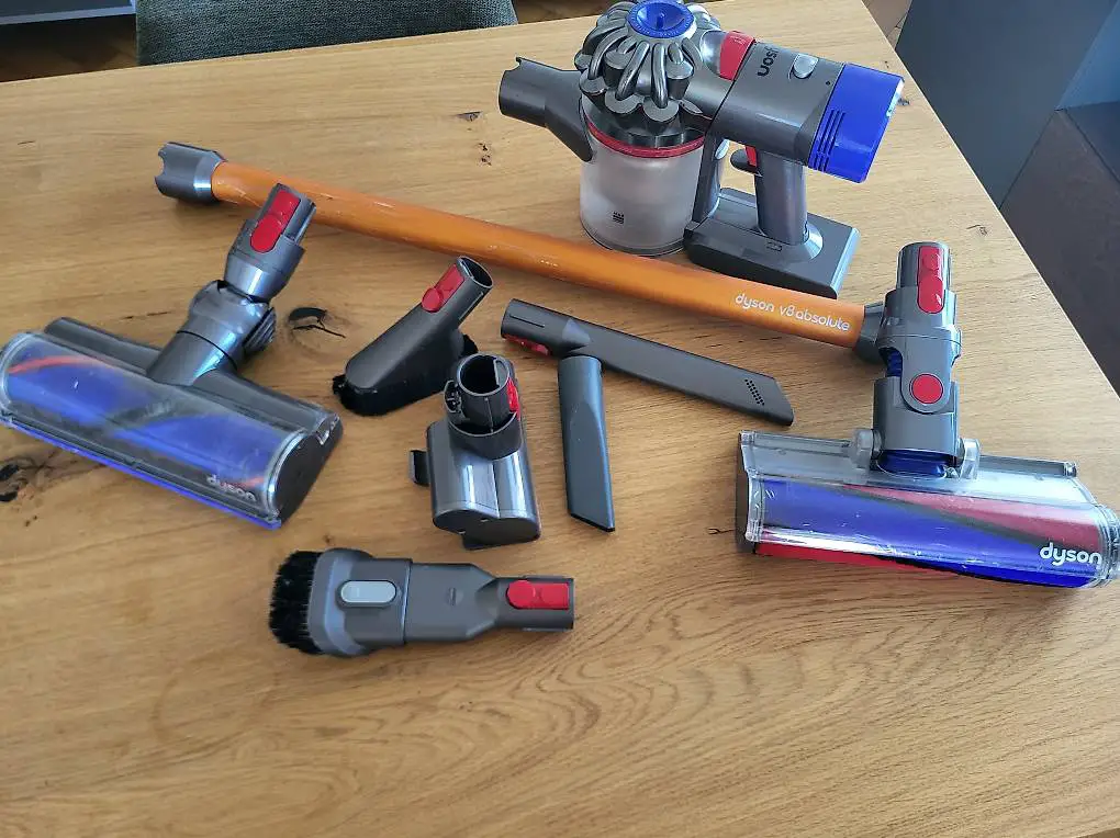 Dyson V8 (Sauger defekt, Zubehör teilweise neuwertig)