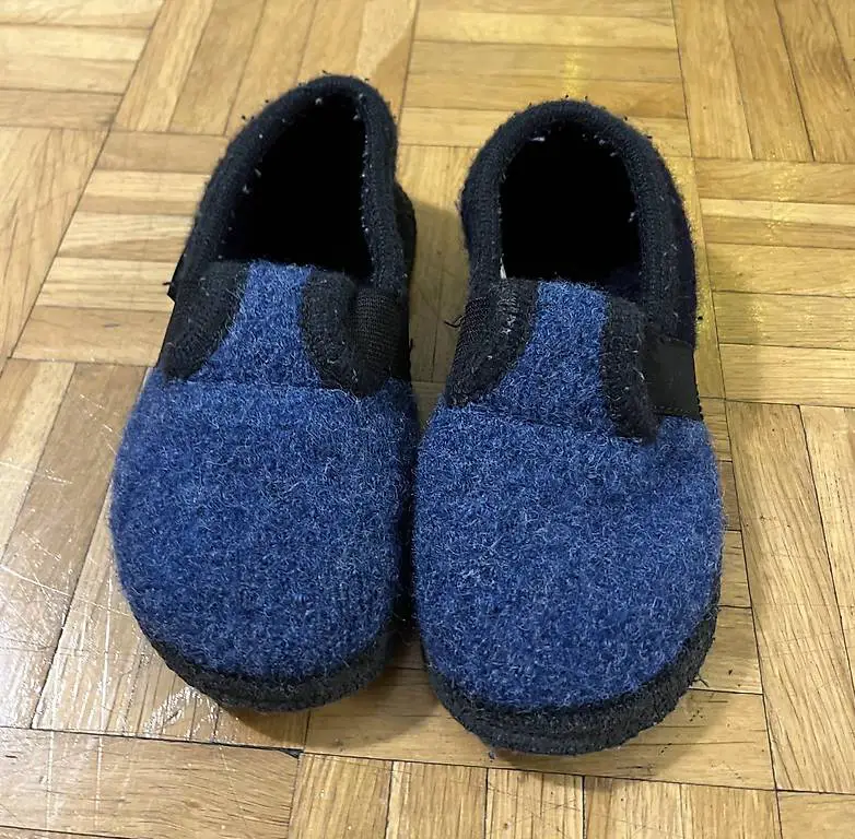 Hausschuhe 32