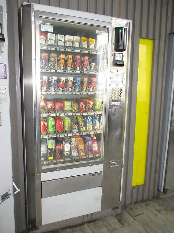 Verkaufsautomat für Getränke, Snack und Tabakwaren