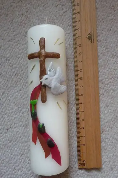 Kerze mit Taube und Kreuz