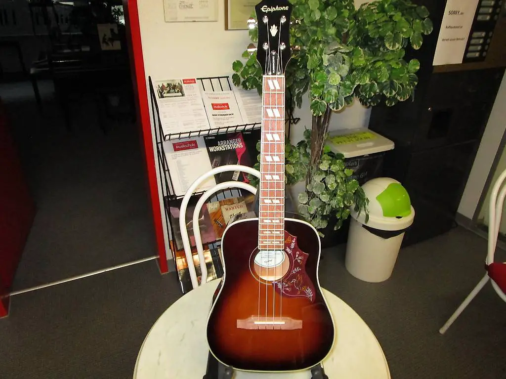 ukulele fabrikneu, tenor im western gitarren look, mit bag.