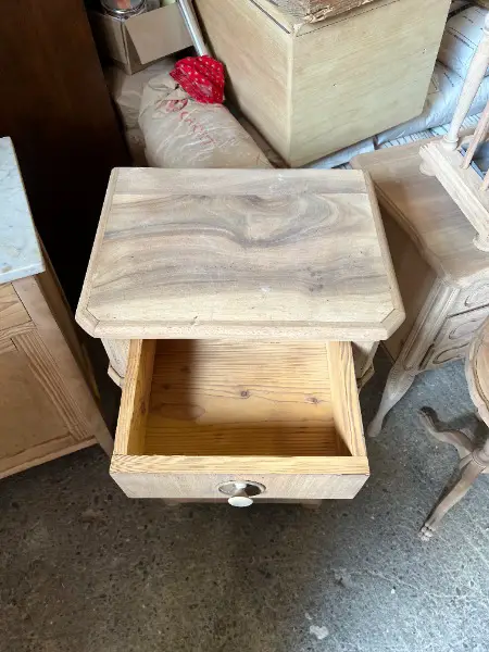 : ART 837: Table de nuit sablé