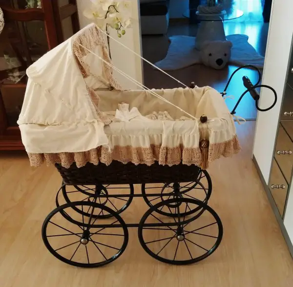 Zu Verkaufen Puppenwagen mit Künstlerpuppe