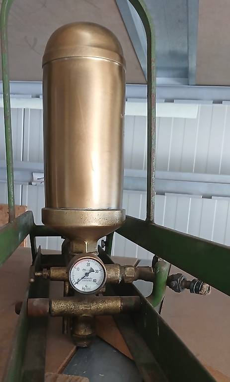 Antike Handpumpe, ehemals Baumpflege