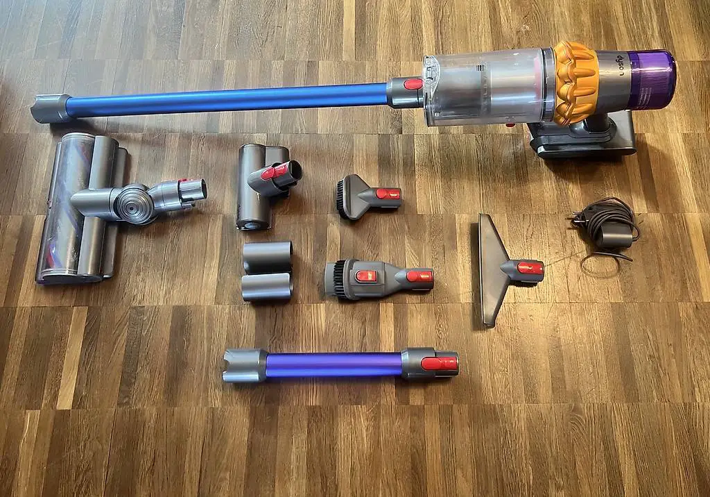 Dyson V15 Absolute Extra, neue Akku u Filter viel Zubehör