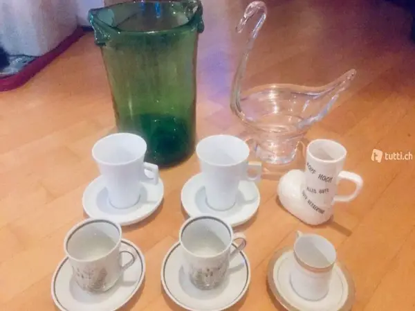 Verschiedene Tassen und Töpfe, dekorationen