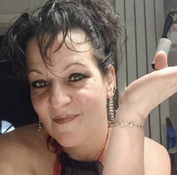 Occasionnelle sympathique et ouverte d"esprit